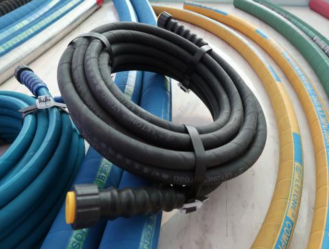 Heavy-duty UPE wear-resistant rubber hose transmits high pressure stably to improve work efficiency